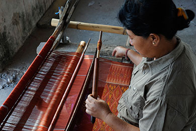 Gede Diari weaving a weft ikat cepuk cloth