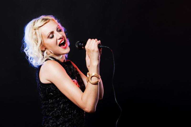 woman_singing_pop.jpg