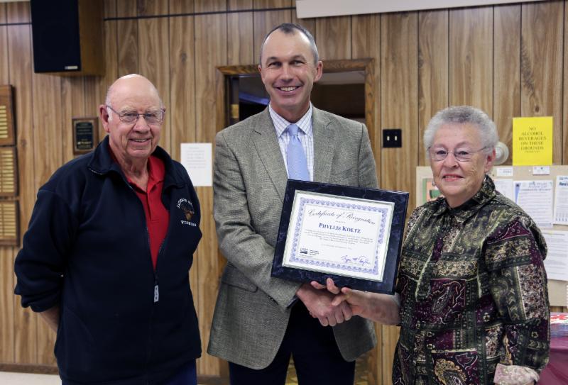 Koetz receives award.