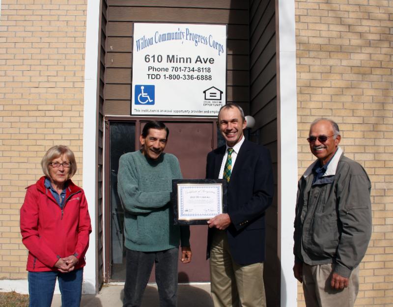 Hendricks receives award.