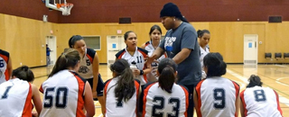 photo des filles qui joue le basketball