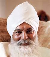 yogi Bhajan, smiling