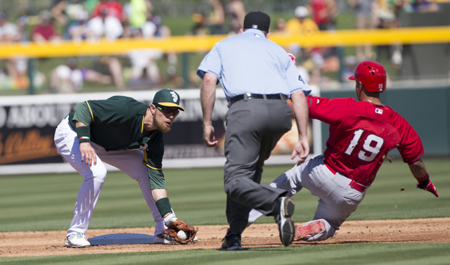 Zbrist tags out Elfren at second - Spring Training 2015