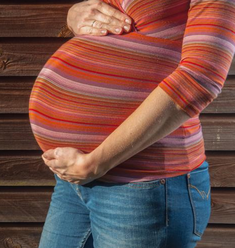 Pregant femme tenant son ventre