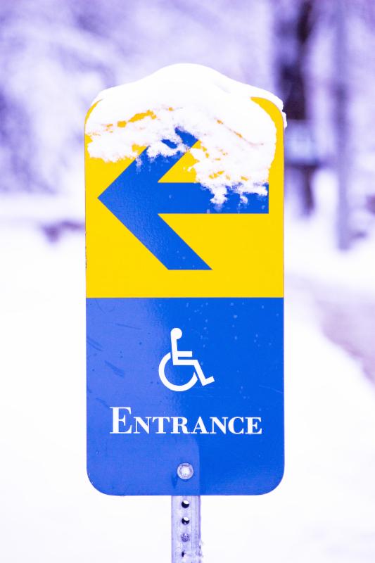 Une signe pour l'entrance pour les personnes handicap�es.