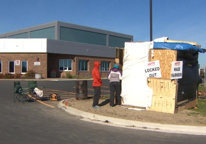 Le personnel municipal qui sont l'objet du lockout rester � l'ext�rieur de leur si�ge social improvis�.